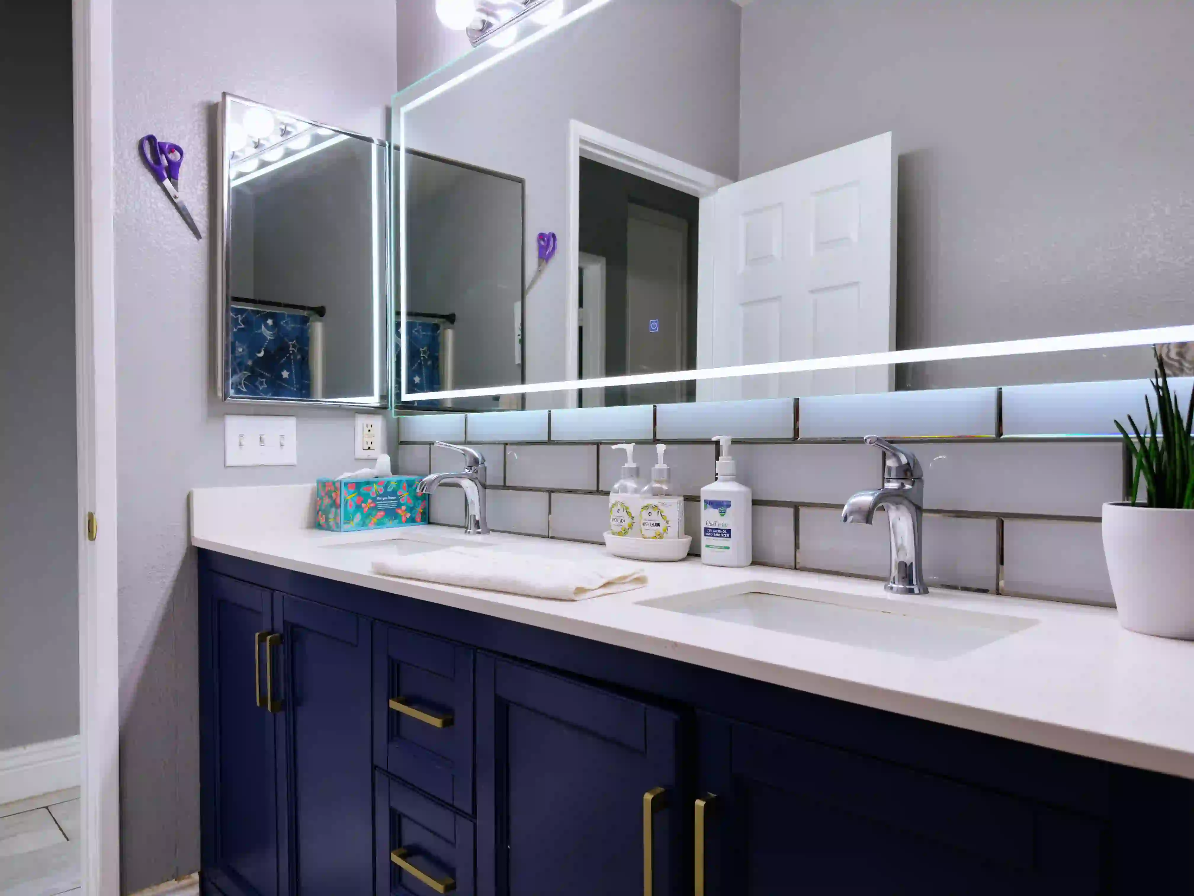 A thumbnail for a clickable image of the bathroom.