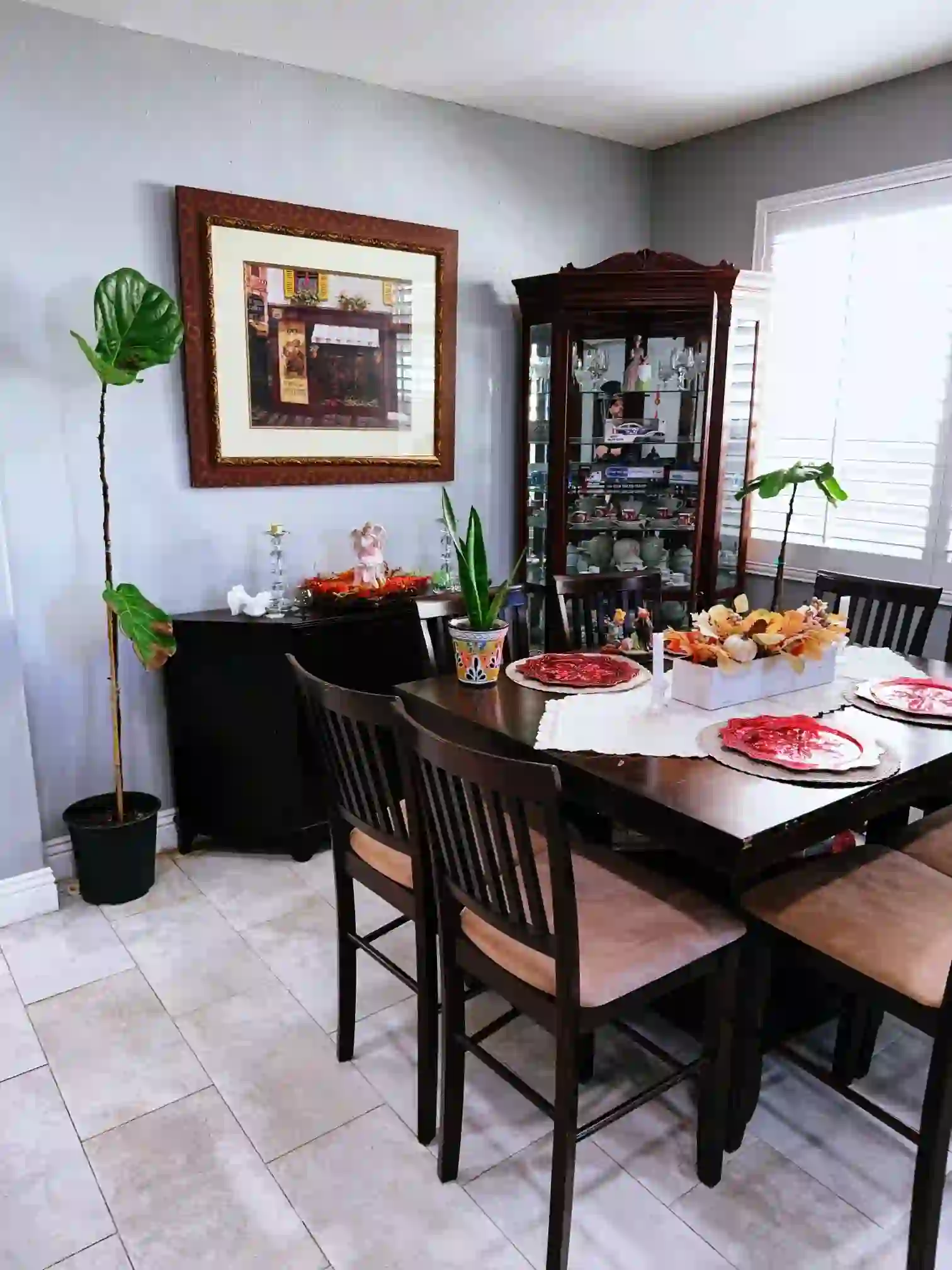 A thumbnail for a clickable image of the dining room.